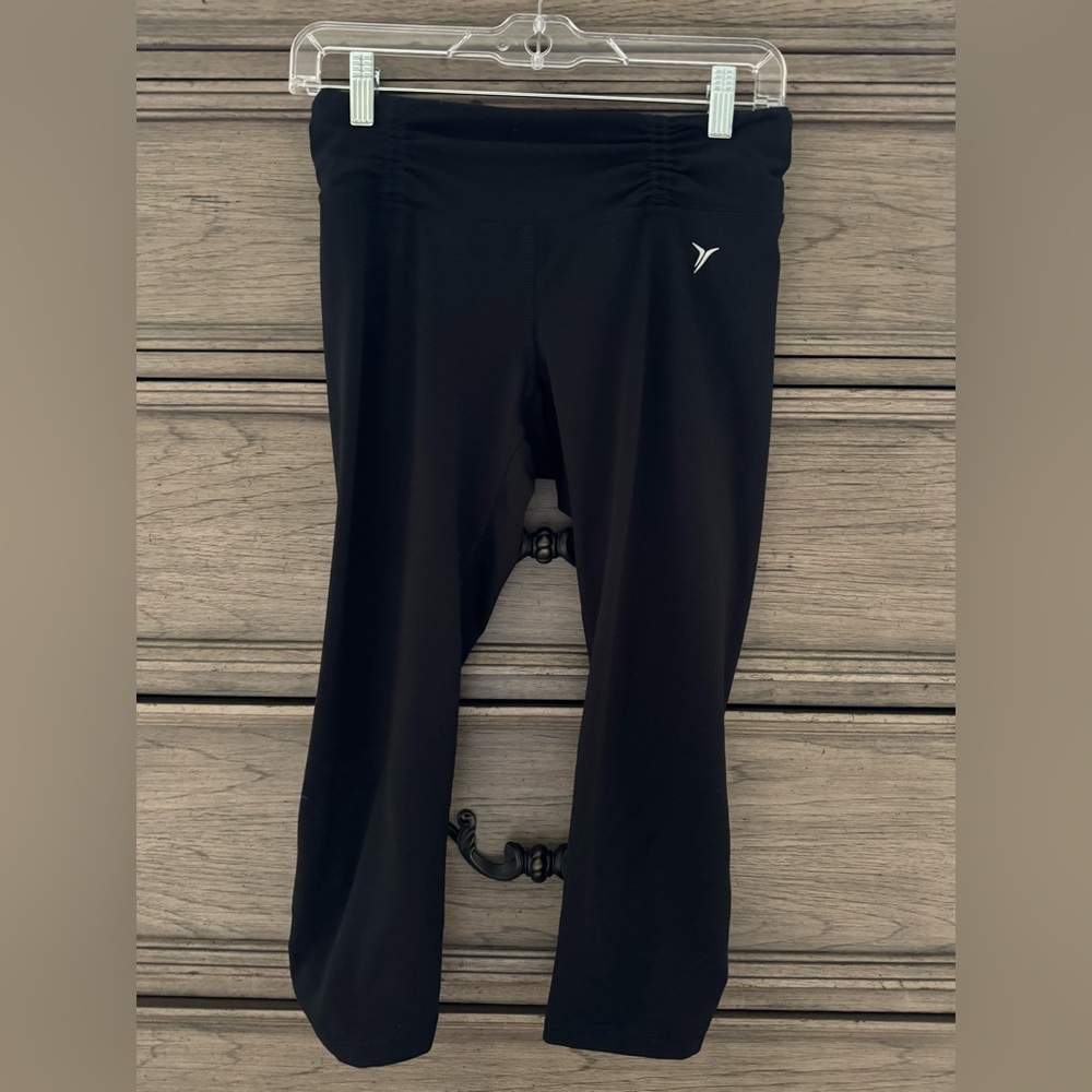 Old Navy Active Black Leggings EUC Crop Cropped Capri Athletic Small
